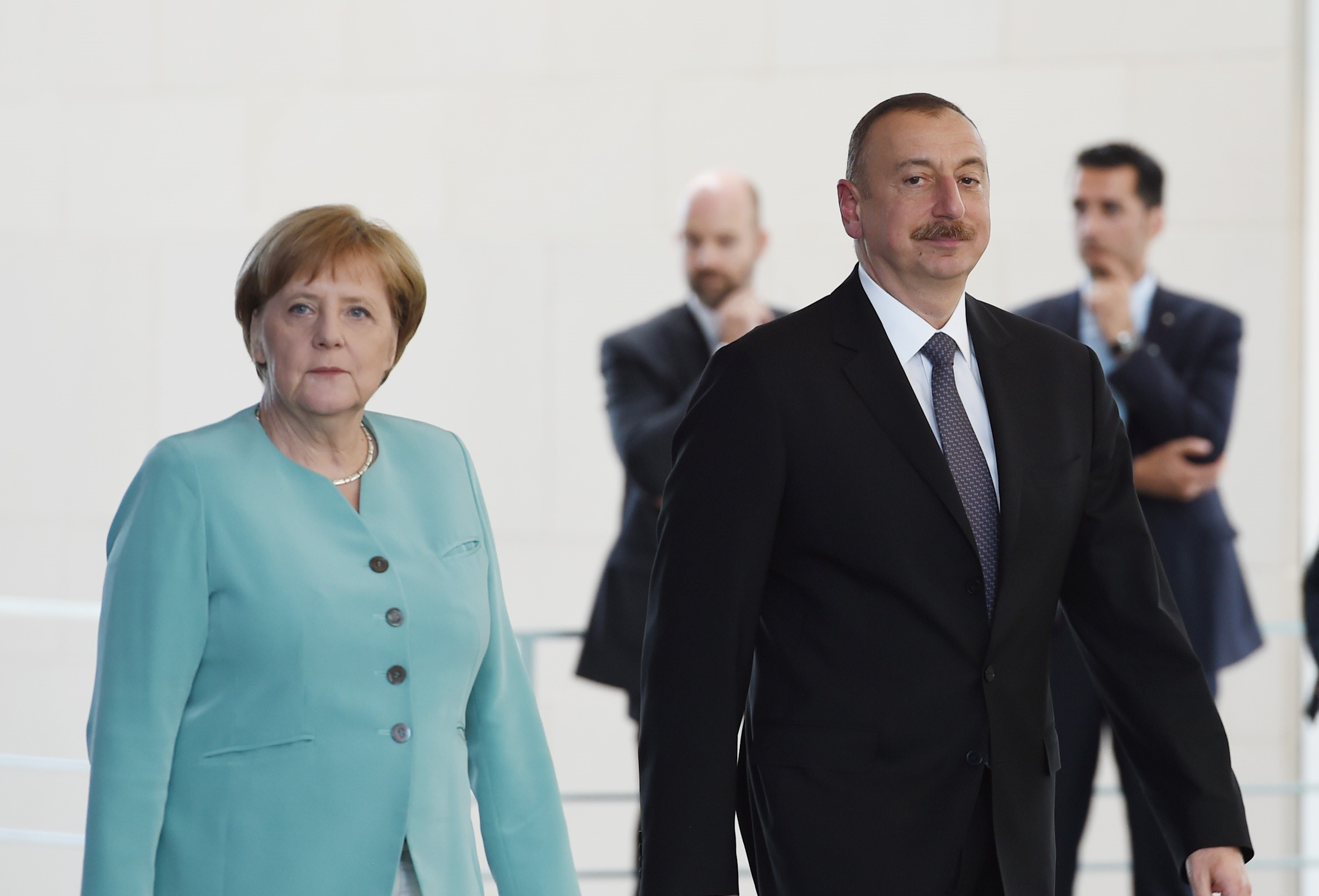 Меркель позвонила Ильхаму Алиеву из-за боев в Карабахе