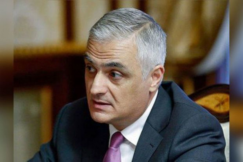 Заместитель премьера Армении намерен привезти вооружение из России на гражданском самолете