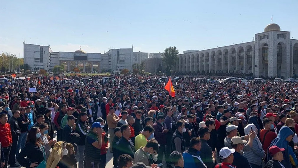Митингующие в Бишкеке захватили мэрию