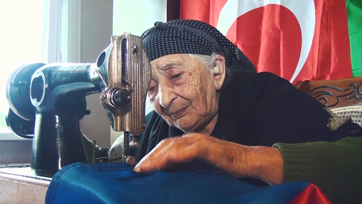 Бабушка Лачин шьет флаг, который будет развеваться над Шушой - ВИДЕО