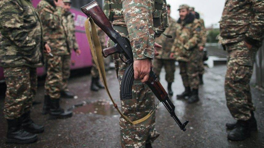 Из Ханкенди эвакуируется личный состав воинских частей ВС Армении