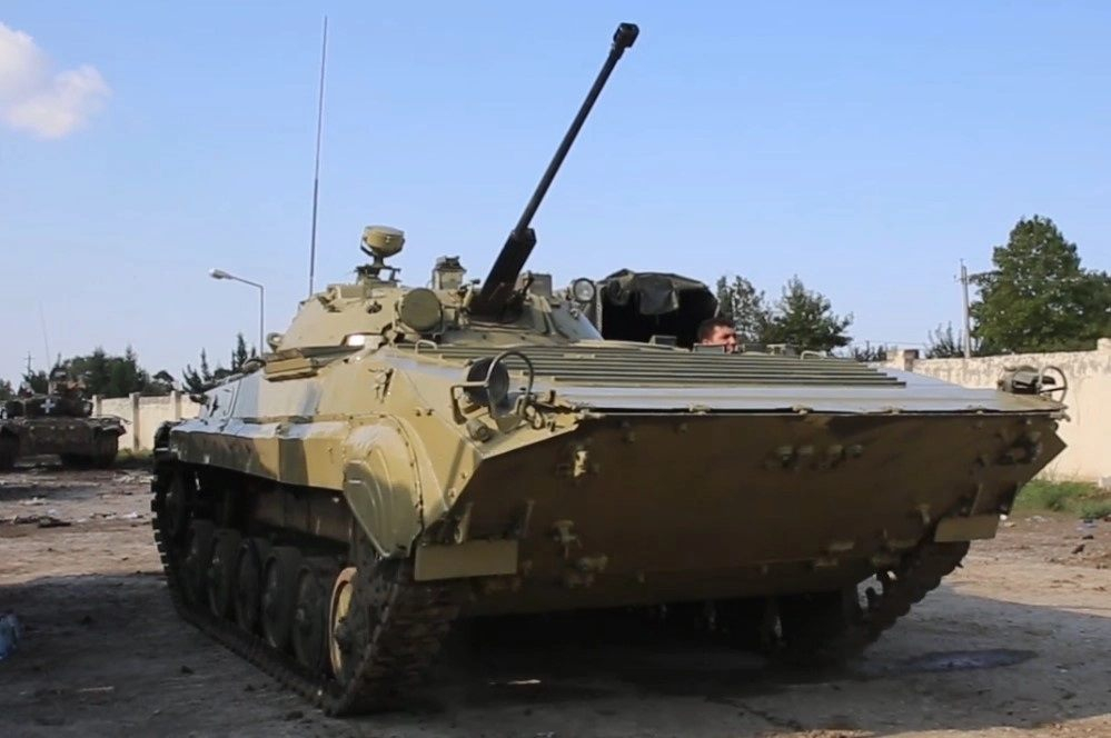 Захваченные армянские танки перекрашивают в цвет военной техники ВС Азербайджана - ВИДЕО
