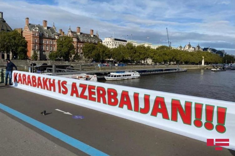 Перед зданием британского парламента установили баннер "Карабах – Азербайджан!" - ВИДЕО