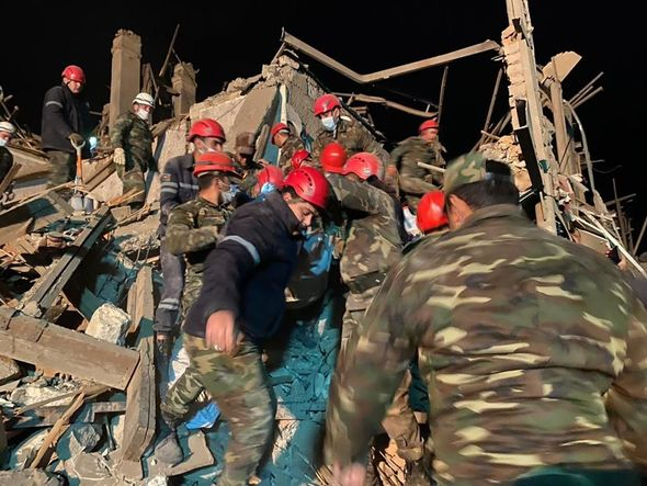 МЧС распространило информацию об извлеченных из-под завалов в Гяндже - ФОТО
