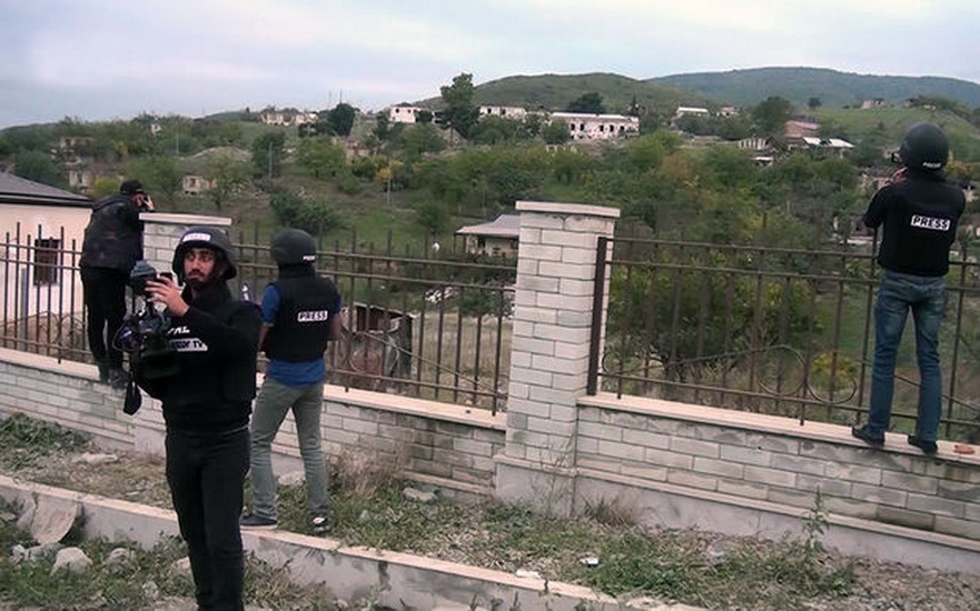 Азербайджанские журналисты в освобожденном селе Талыш - ВИДЕО
