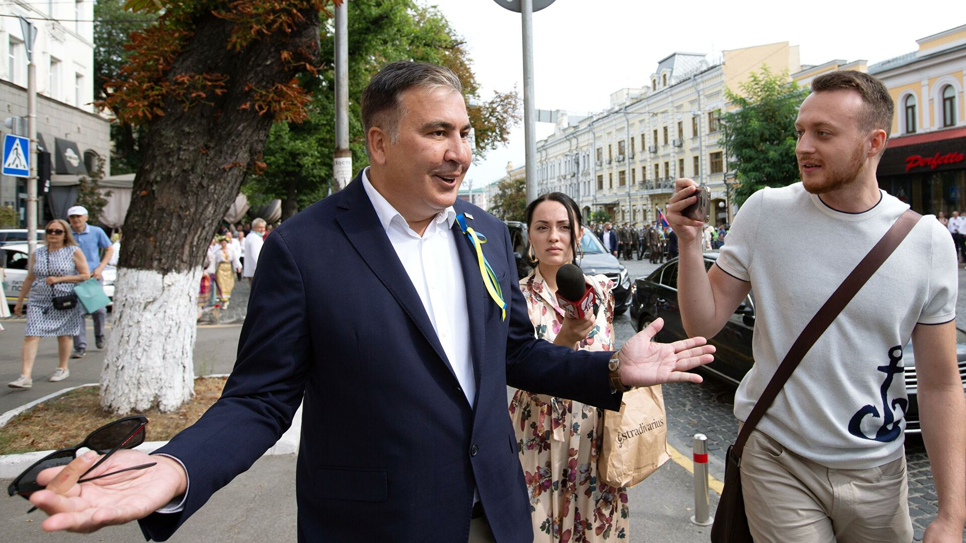 В Афинах избили Михаила Саакашвили - ВИДЕО