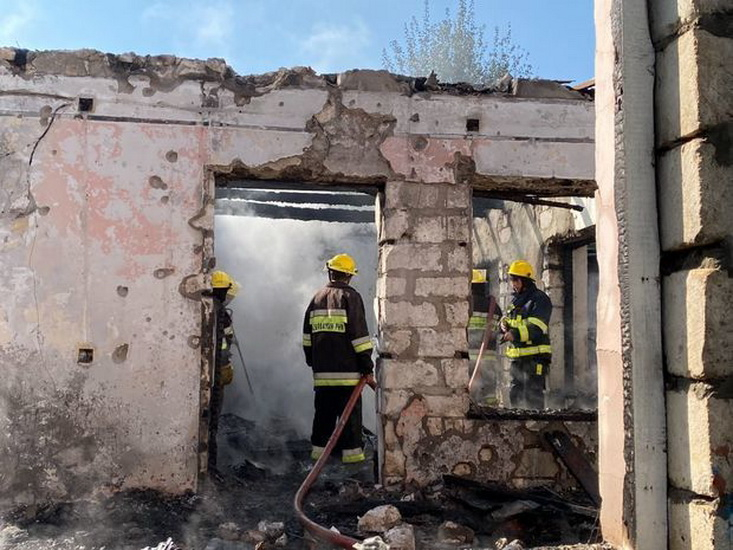 Выпущенный армянами снаряд вызвал пожар в жилом доме – ФОТО