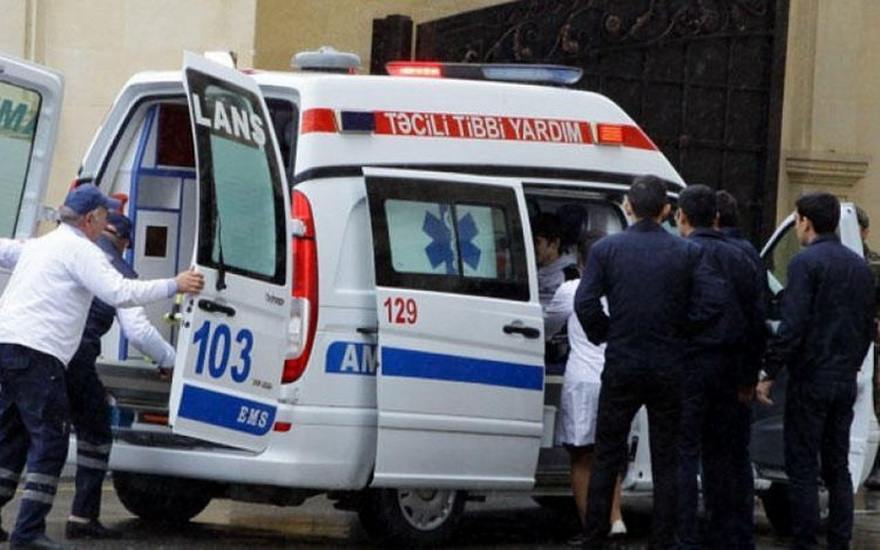 В Товузе перевернулся "КамАЗ", погиб 1 человек, еще четверо ранены