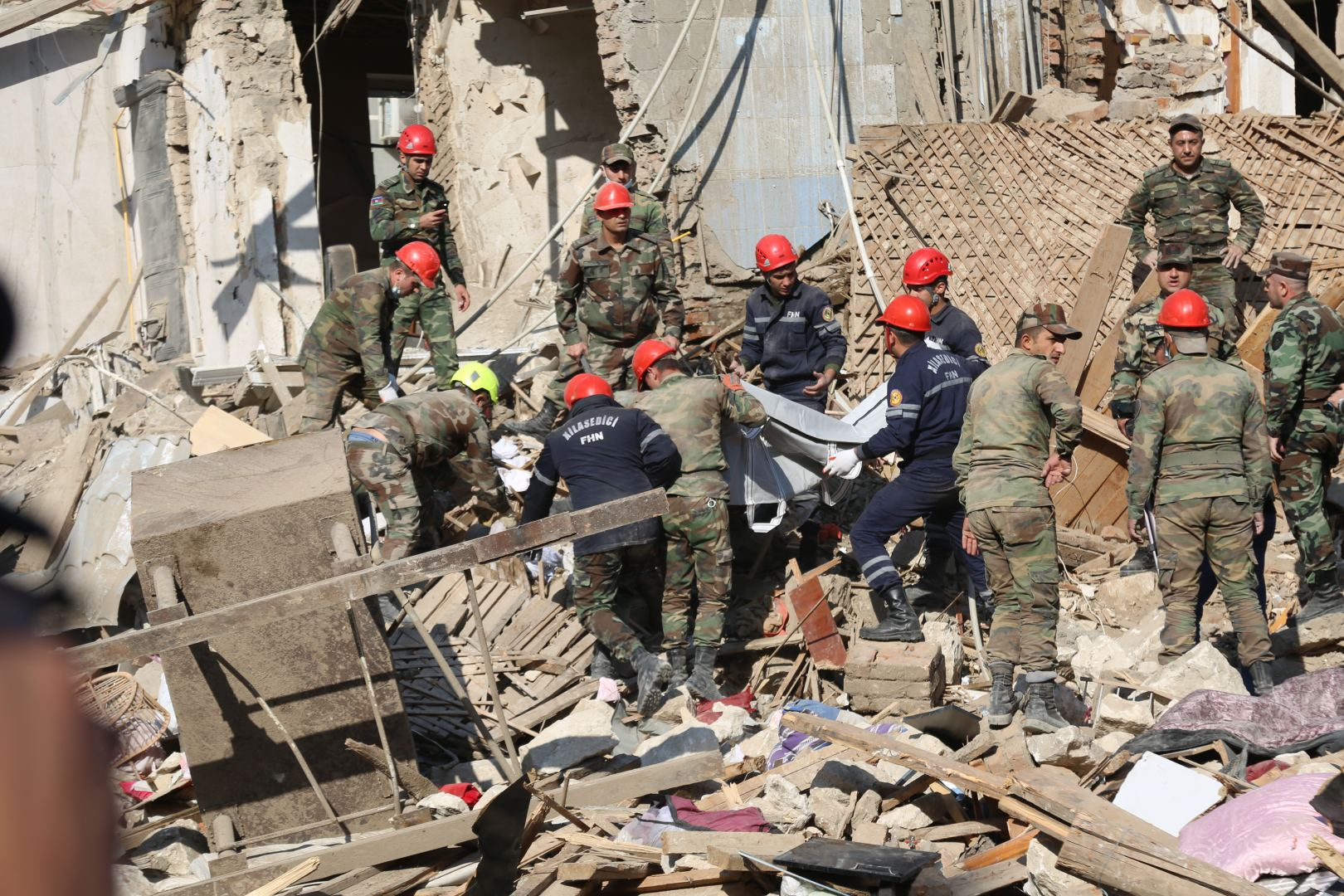В Гяндже завершены спасательные операции на месте разрушенных в результате ракетной атаки Армении домов