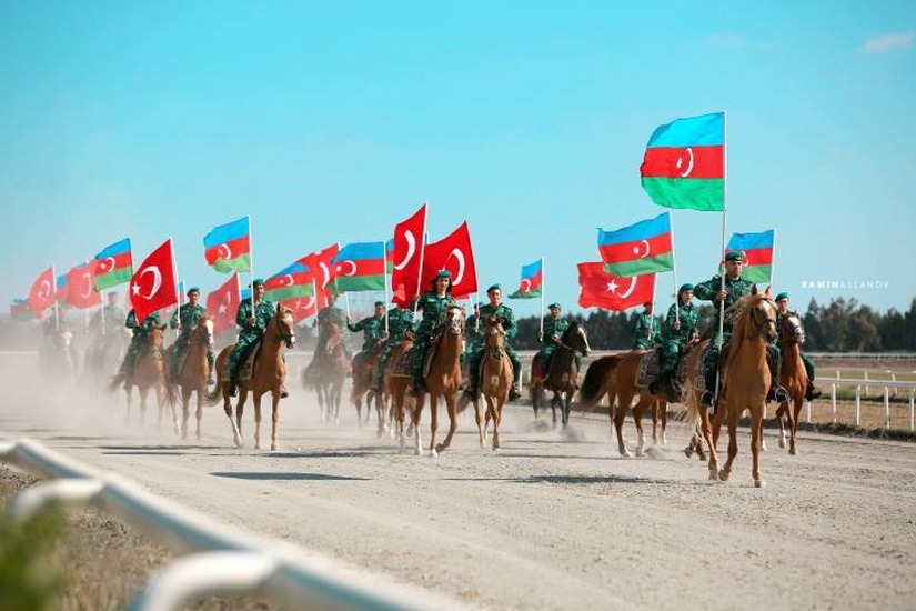 В Баку прошел парад на Карабахских скакунах в честь освободительной миссии - ФОТО