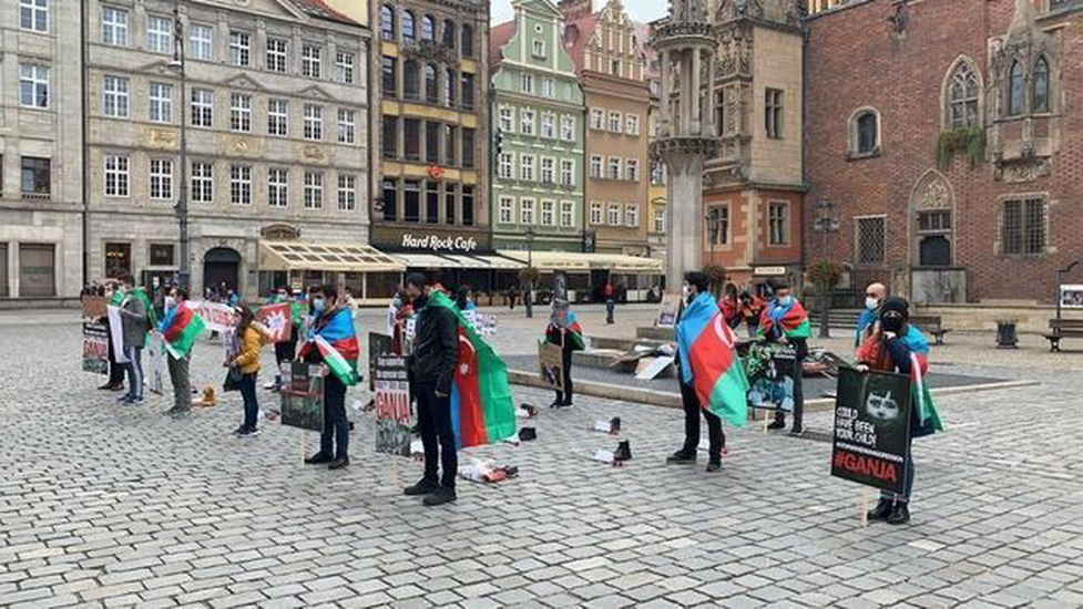 Азербайджанцы Польши выразили протест против террора, совершенного Арменией в Гяндже - ФОТО