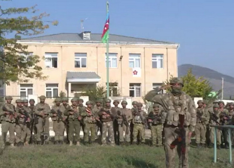 Перед зданием какого госоргана развевается поднятый в Зангилане флаг Азербайджана?