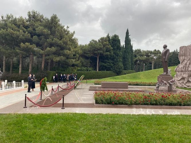 Главный омбудсмен Турции посетил могилу Гейдара Алиева - ФОТО