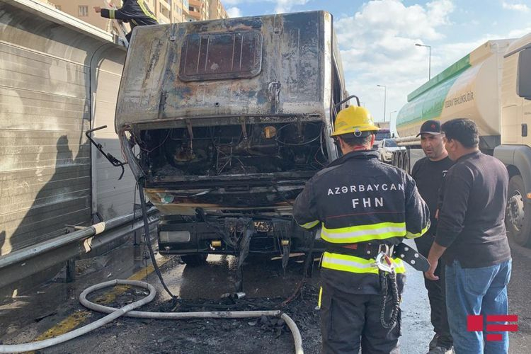 В Баку сгорел эвакуатор, образовался дорожный затор - ФОТО