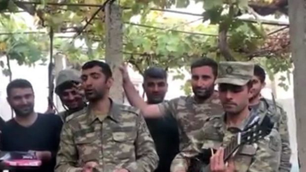 Азербайджанские солдаты поют песни под звуки выстрелов - ВИДЕО