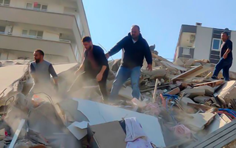 Не менее 6 зданий рухнули в результате землетрясения в Измире - ОБНОВЛЕНО/ВИДЕО