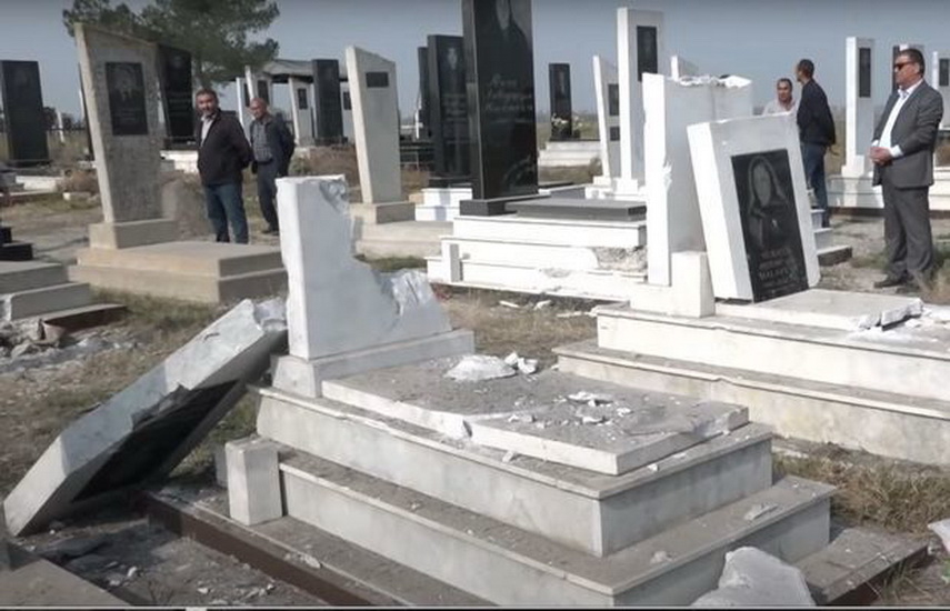 Кадры кладбища в Агджебеди, подвергшегося вражескому ракетному обстрелу - ВИДЕО