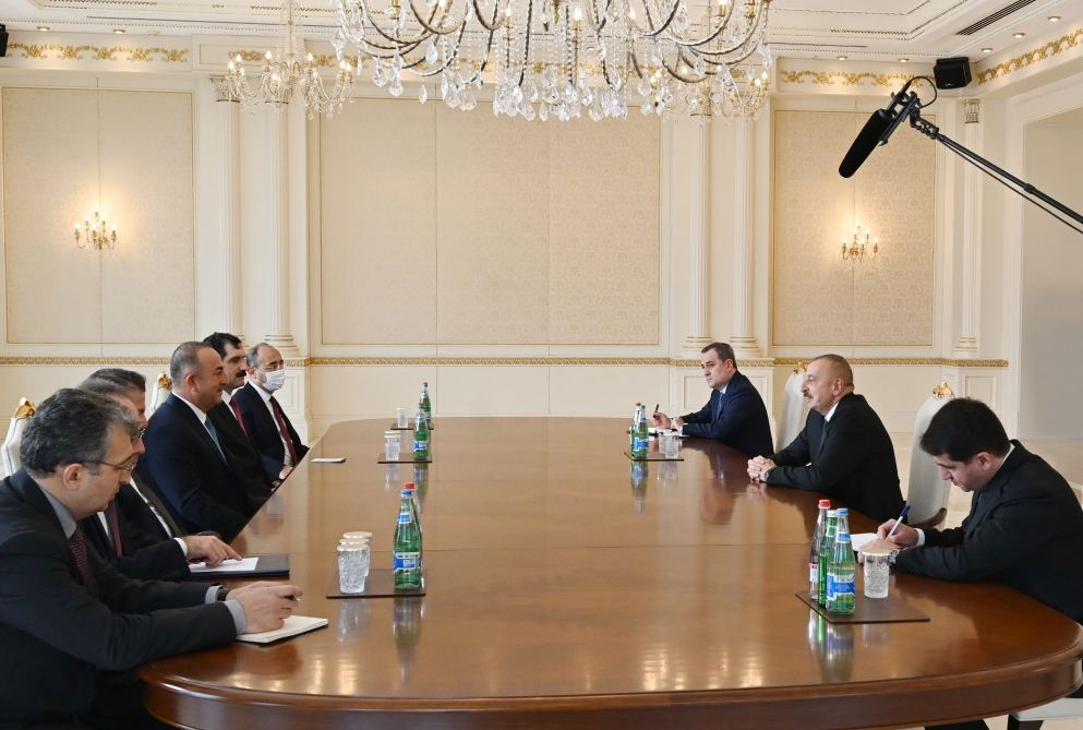 Ильхам Алиев принял делегацию во главе с министром иностранных дел Турции