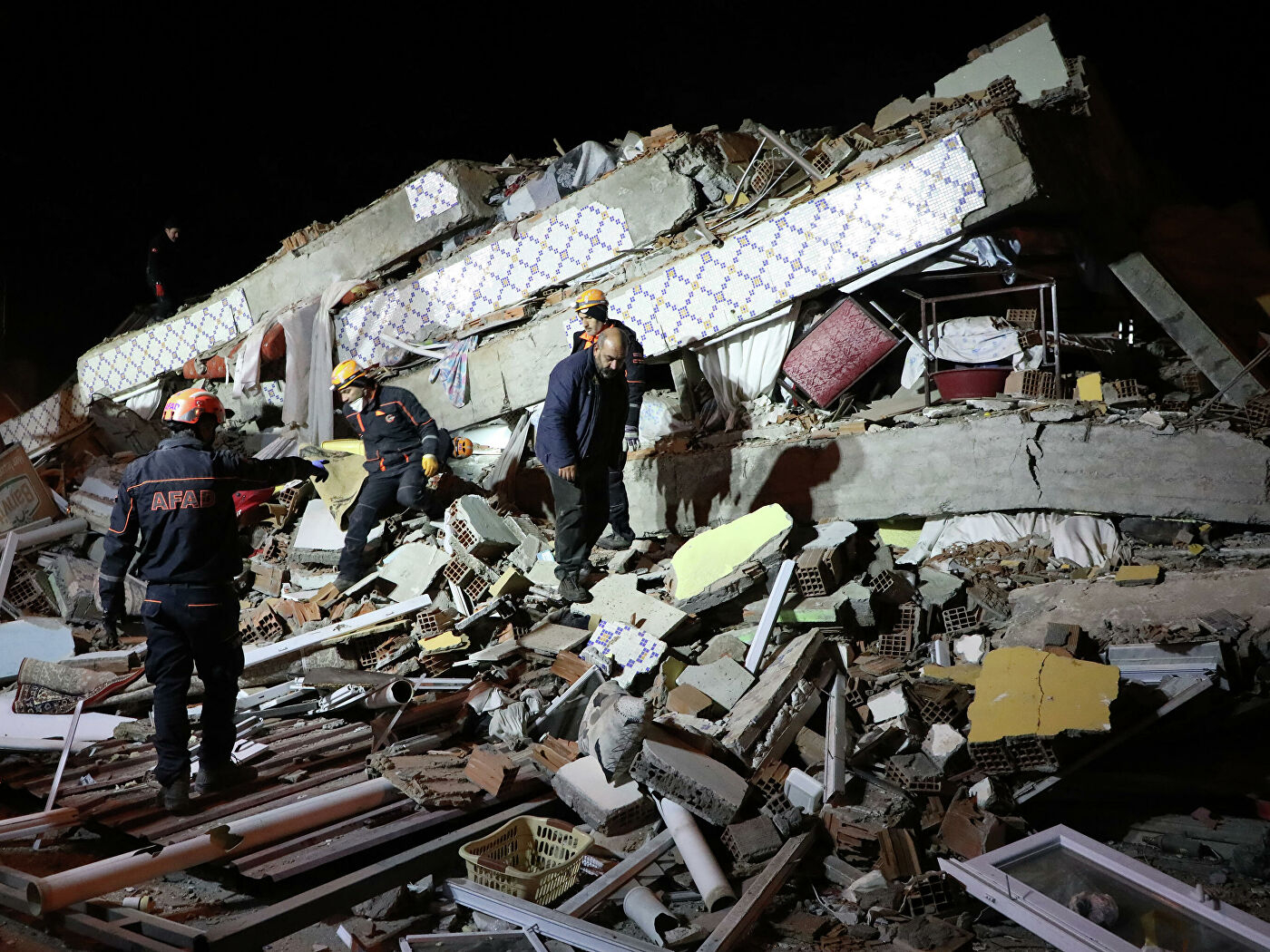 В Турции спустя 65 часов после землетрясения спасли из-под завалов 3-летнего ребенка