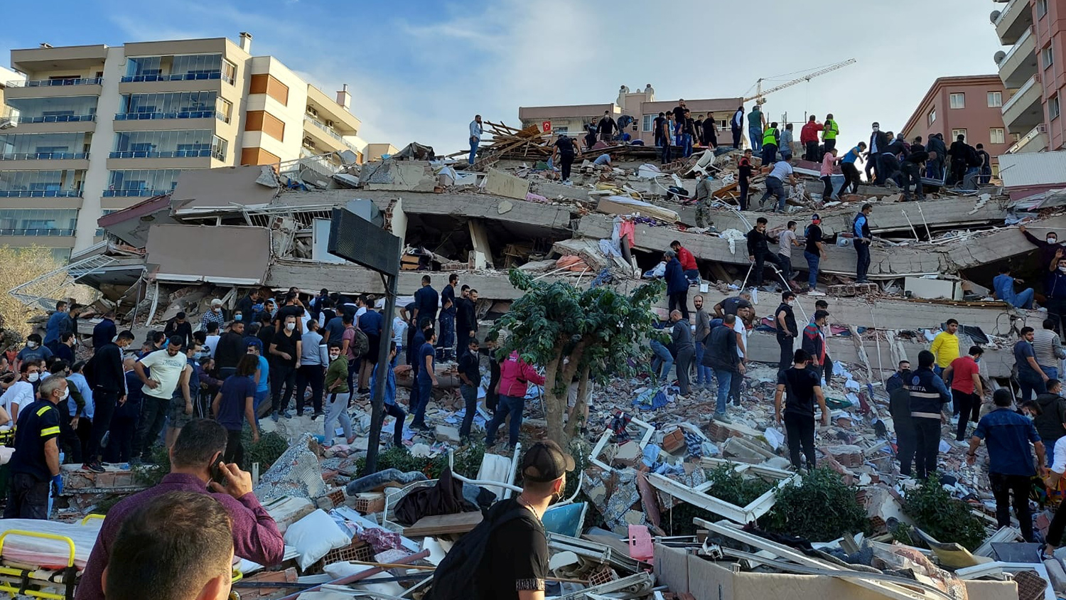 Число жертв землетрясения в Измире достигло 114
