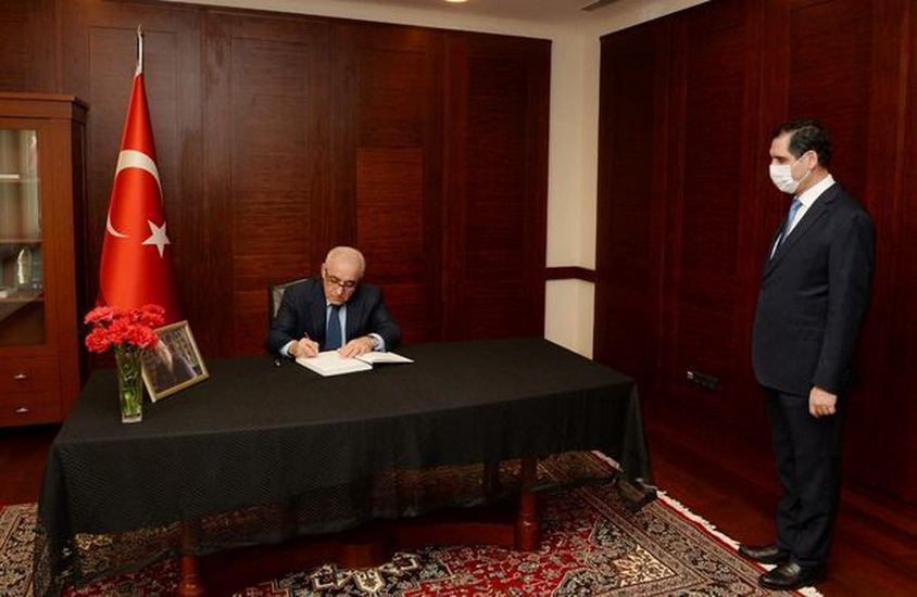 Али Асадов выразил соболезнования в посольстве Турции в связи с кончиной Месуда Йылмаза