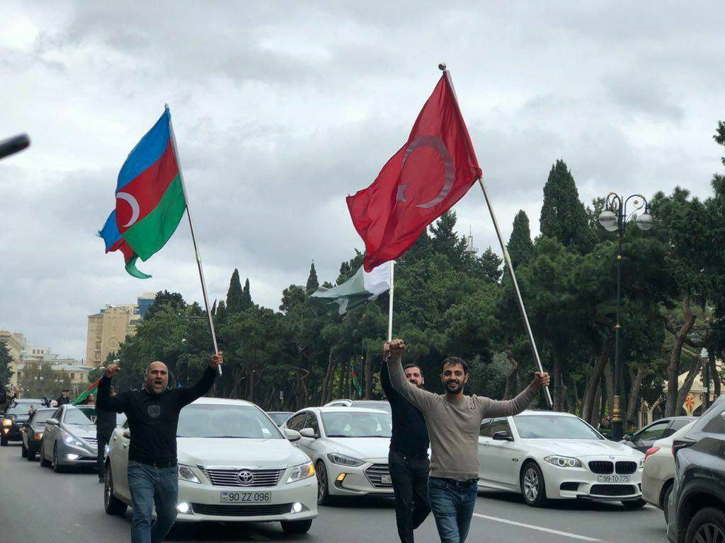 Азербайджанский народ празднует победу - ВИДЕО