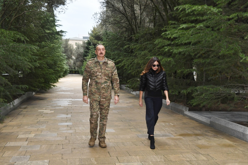 Ильхам Алиев и Мехрибан Алиева посетили Аллею почетного захоронения и Аллею шехидов - ФОТО