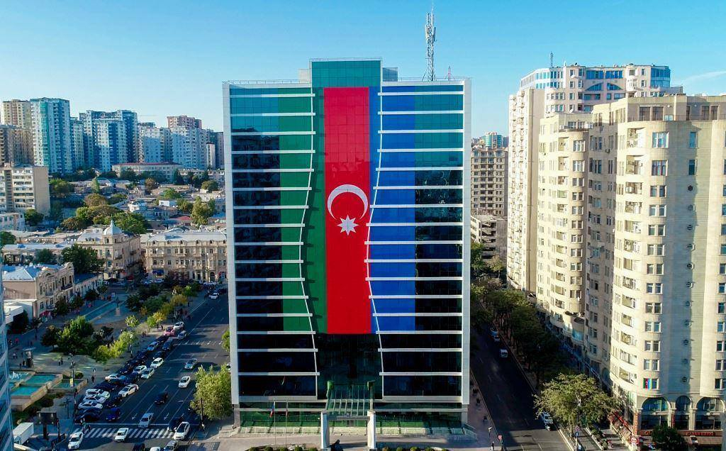 Здание Минтруда окрасилось в цвета азербайджанского флага - ФОТО