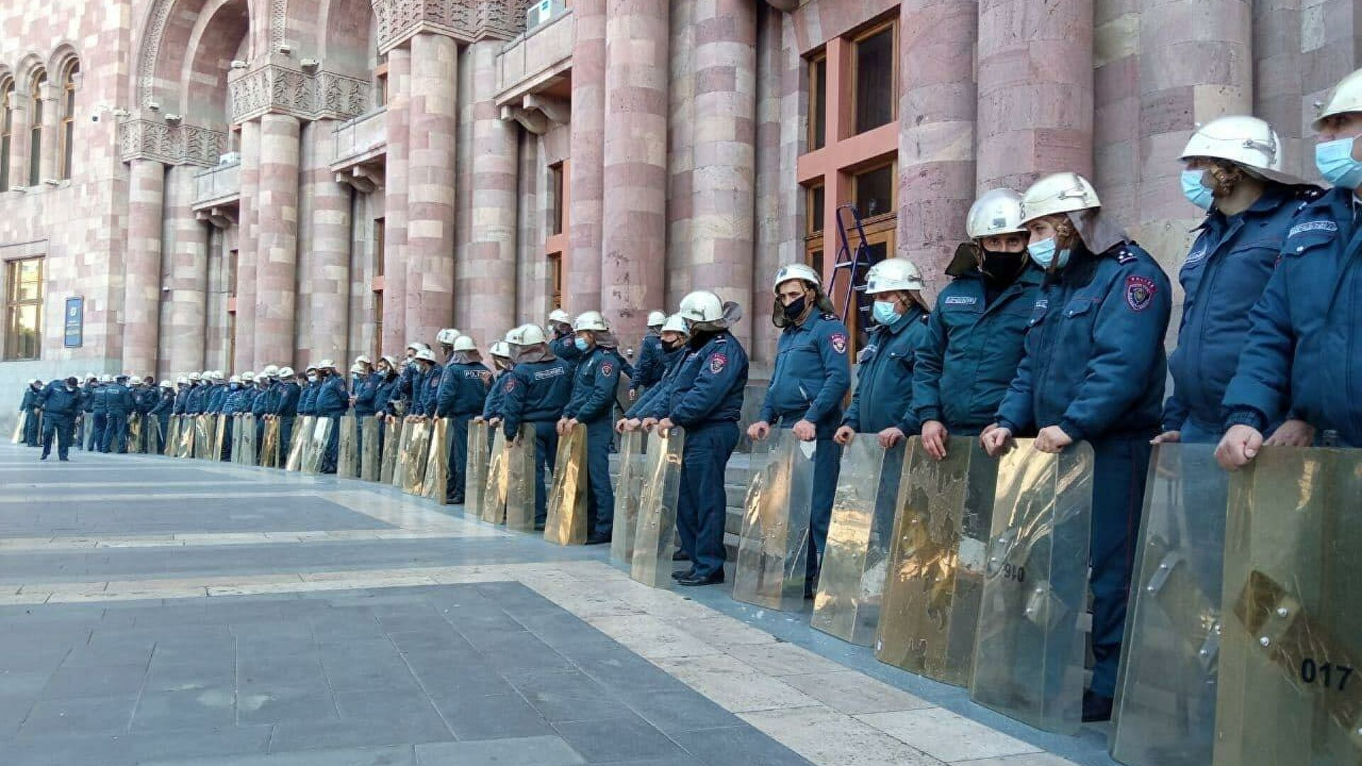 У здания парламента Армении собрались митингующие - ВИДЕО