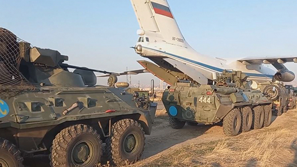 Российские миротворцы выдвинулись из Армении в зону нагорно-карабахского конфликта - ВИДЕО