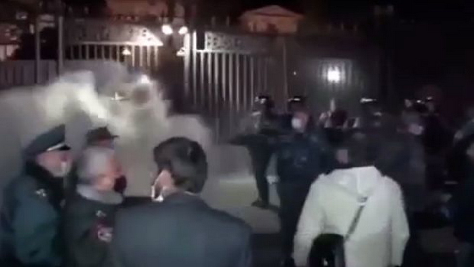 В Ереване полиция применила слезоточивый газ против митингующих – ВИДЕО