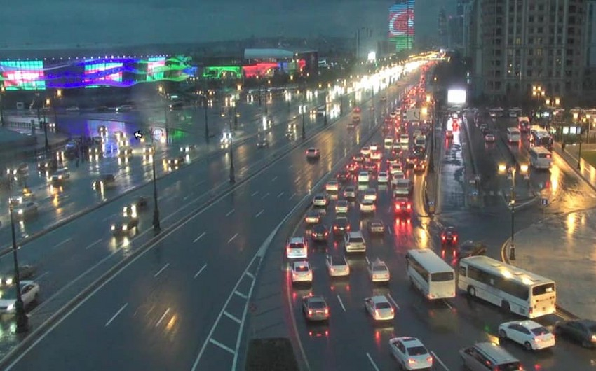 В Баку сбились графики движения автобусов - ФОТО