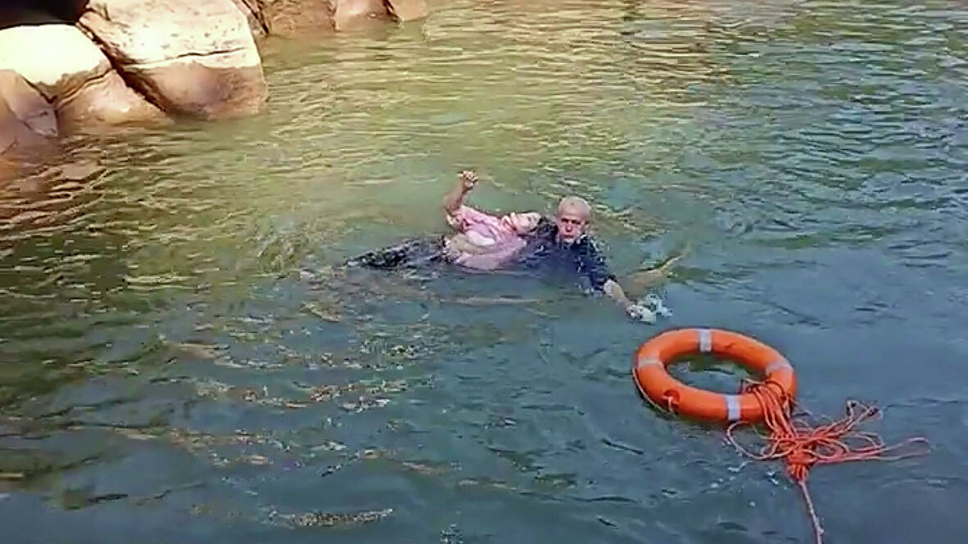 Высокопоставленный дипломат спас тонущую в реке девушку на глазах у толпы зевак - ВИДЕО