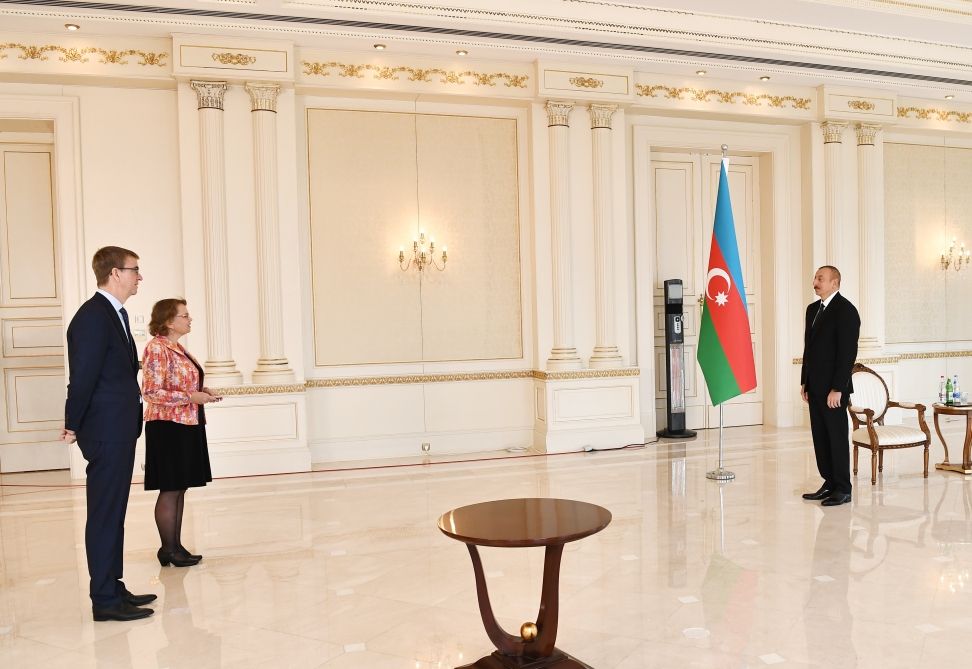 Ильхам Алиев принял верительные грамоты новоназначенного посла Нидерландов - ФОТО