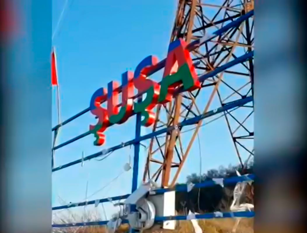 У въезда в Шушу установлена надпись "ŞUŞA" - ВИДЕО