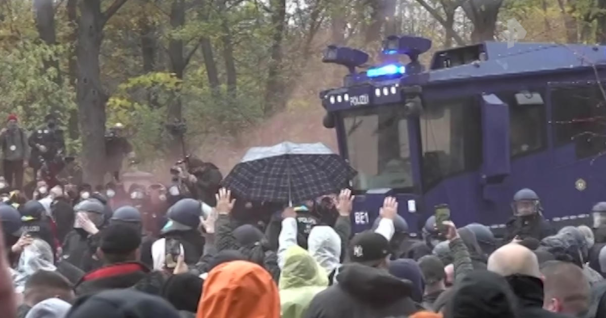 Антикоронавирусный митинг в Берлине закончился жестоким разгоном - ВИДЕО