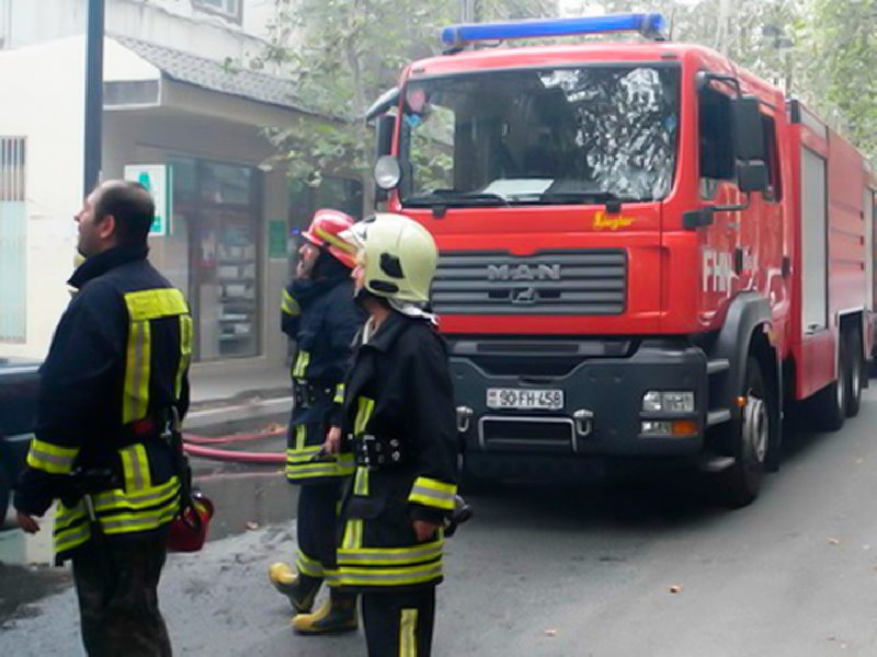 Пожар в многоэтажном жилом доме в Баку - спасены 4 человека