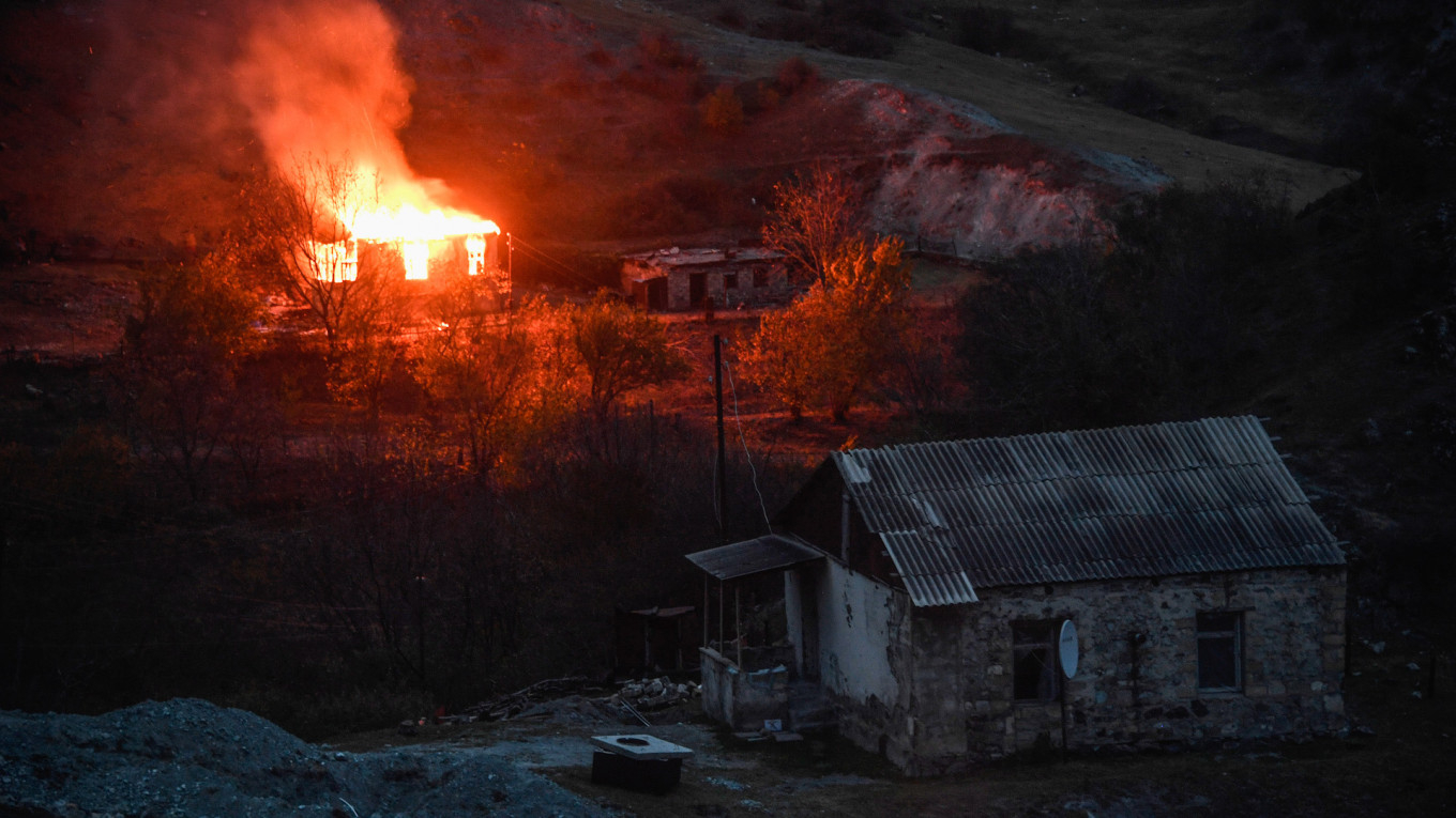 Минобороны Турции: Армения сожгла и разрушила все, покидая Агдам - ВИДЕО