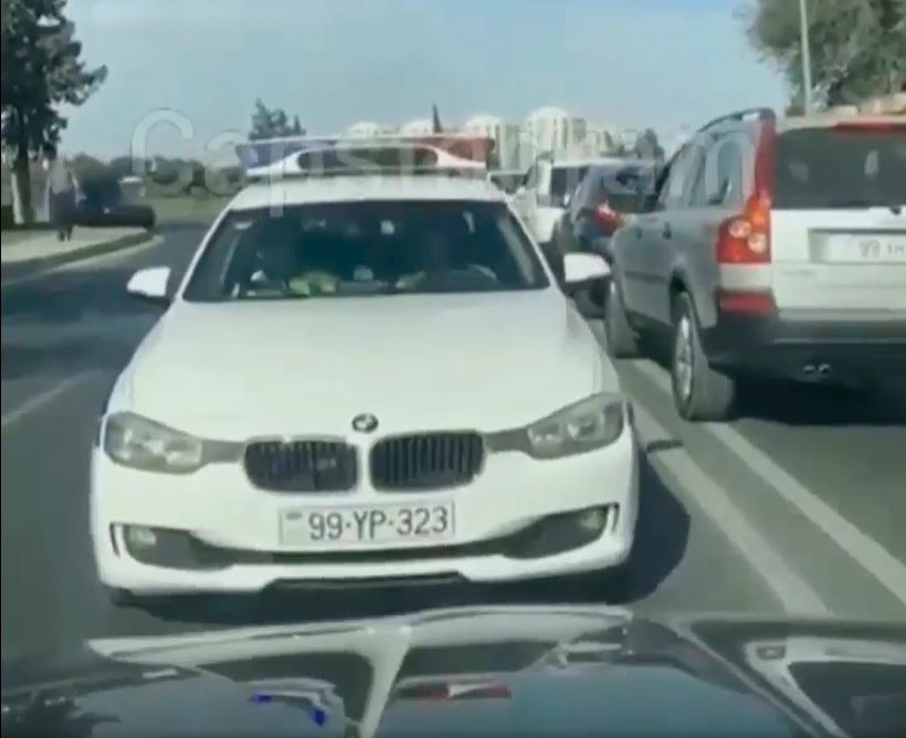 В Баку автомобиль выехал на встречную полосу и едва не столкнулся с машиной дорожной полиции - ВИДЕО