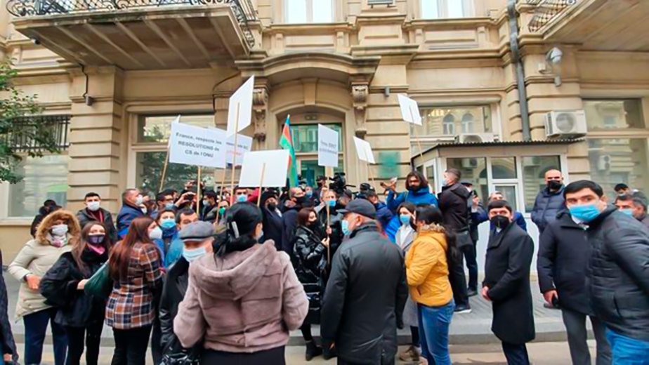 Перед посольством Франции в Баку проходит акция протеста - ВИДЕО
