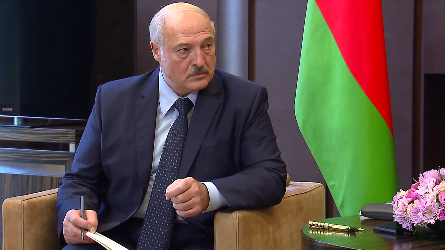 Лукашенко назвал COVID-19 политической и экономической болезнью - ВИДЕО