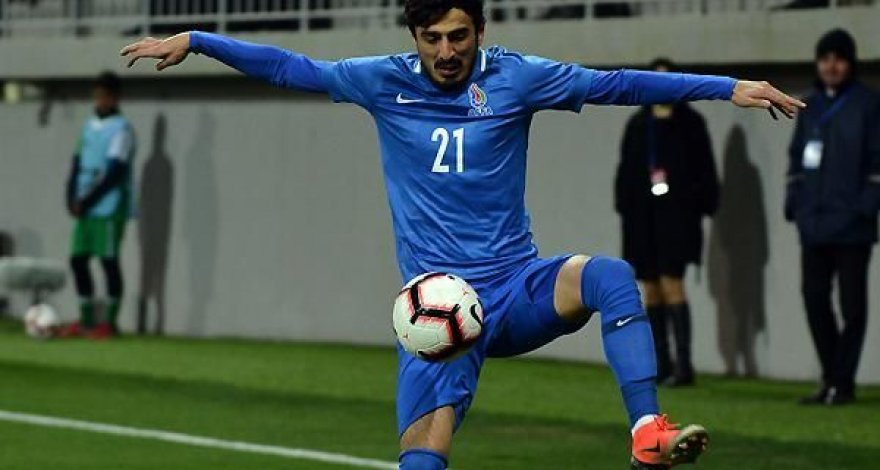 Футболист сборной Азербайджана вылечился от COVID-19 и вернулся на родину