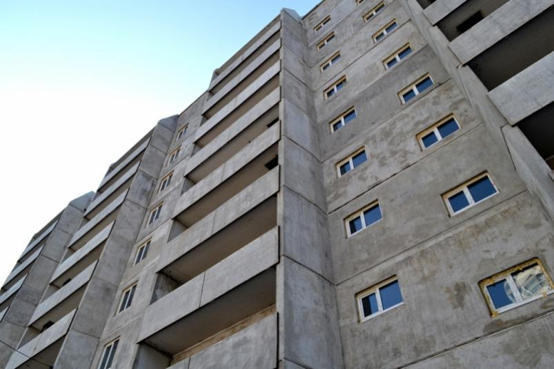 В Баку восьмилетняя девочка выпала с восьмого этажа