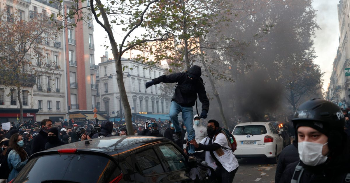 Во Франции в ходе субботних манифестаций пострадали более 60 полицейских