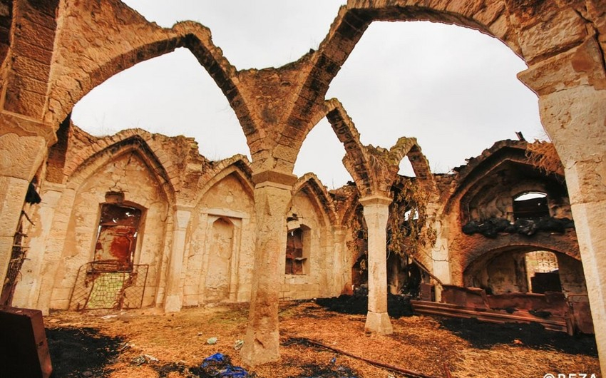 Всемирно известный фотограф показал, как армяне осквернили мечеть в Агдаме - ФОТО