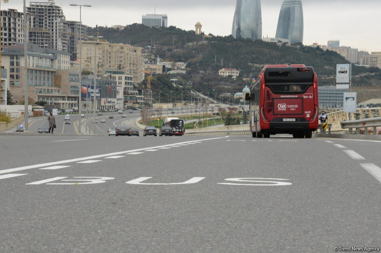 На ряде улиц и проспектов Баку создаются спецполосы для автобусов - ФОТО