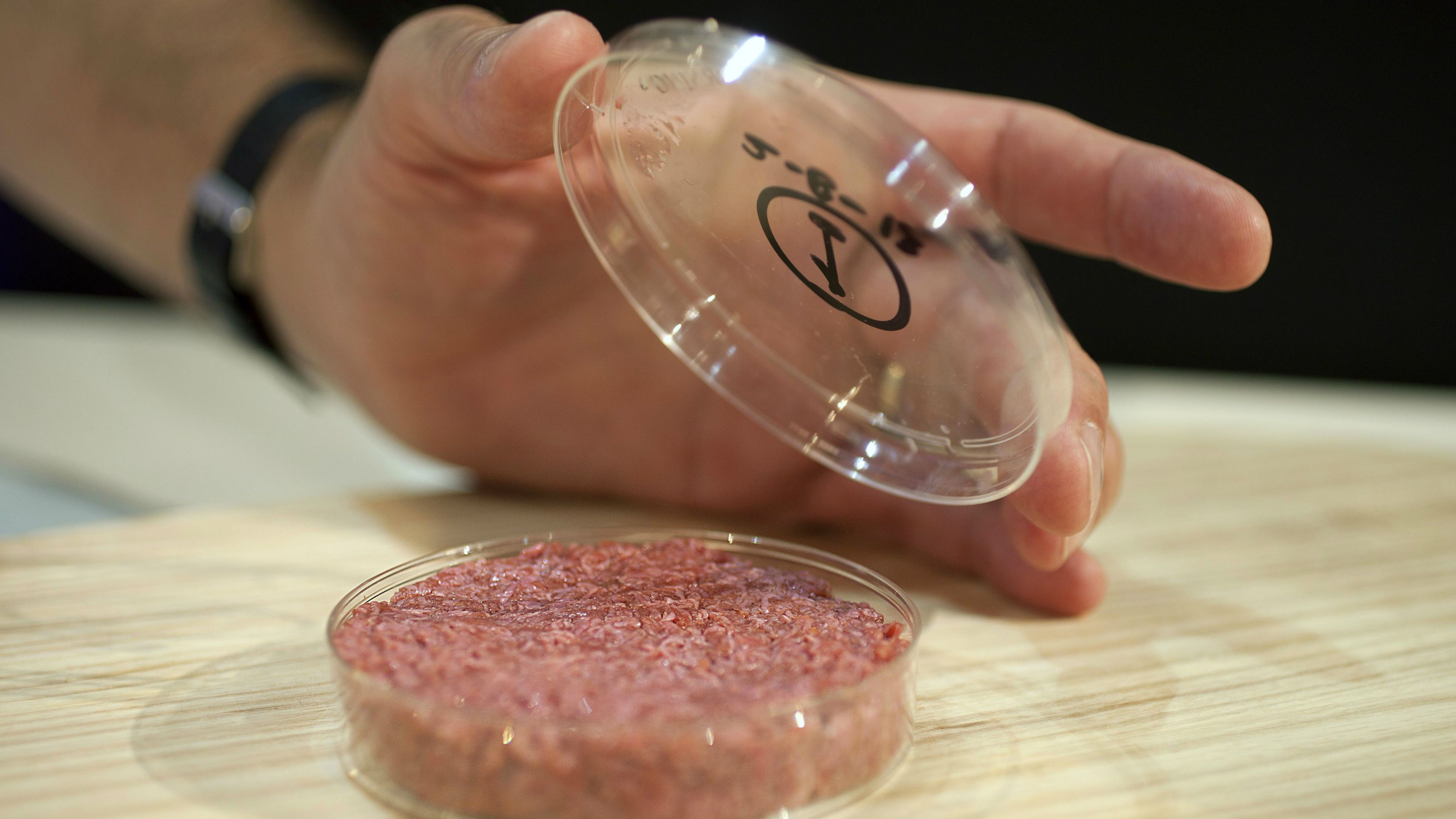 В Сингапуре впервые в мире разрешили продажу искусственного мяса