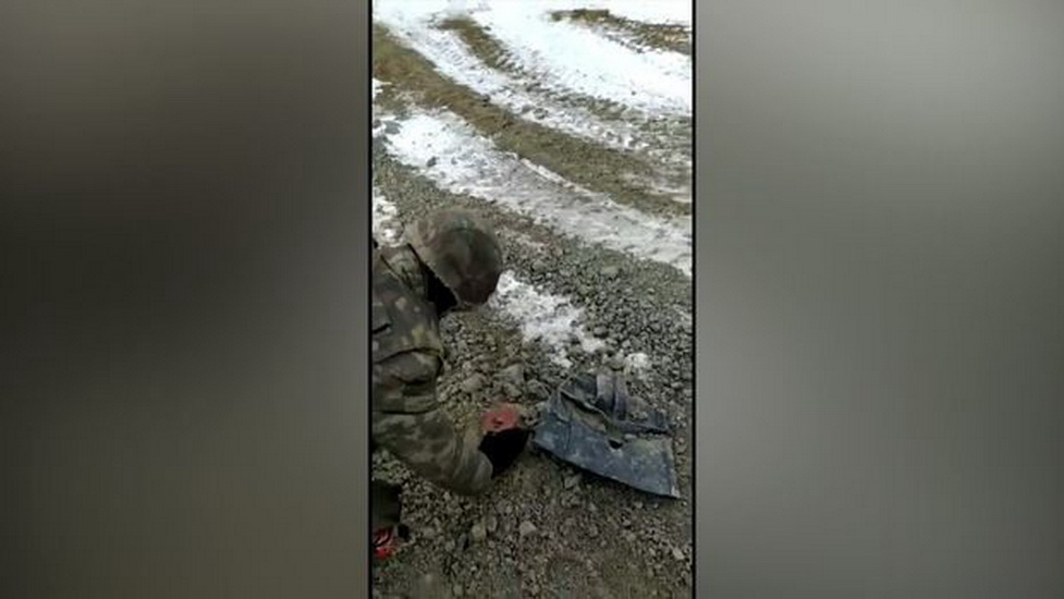 Азербайджанские военнослужащие с чувством юмора очищают от мин Кельбаджар - ВИДЕО