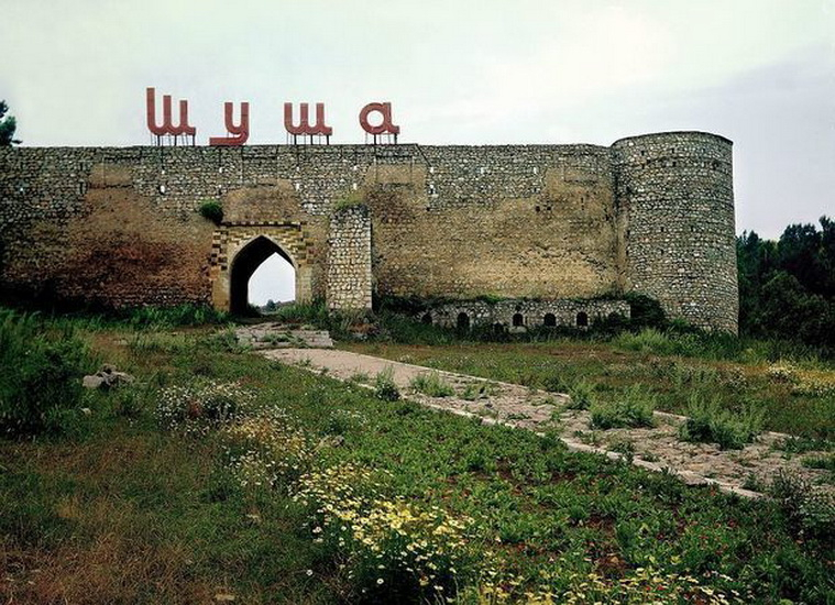 На Шушинской крепости вывешен большой азербайджанский флаг - ФОТО