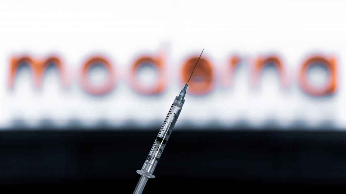 Американская вакцина от COVID-19 Moderna дает иммунитет минимум на три месяца